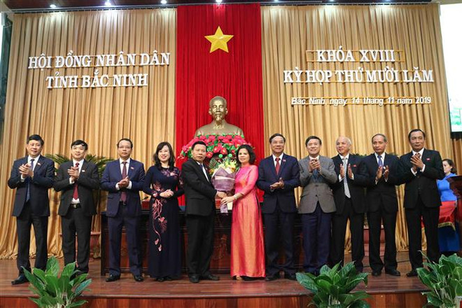 Lãnh đạo tỉnh Bắc Ninh tặng hoa chúc mừng đồng chí Nguyễn Hương Giang được bầu giữ chức vụ Chủ tịch UBND tỉnh Bắc Ninh. (Ảnh: Diệp Trương/TTXVN) Bắc Ninh bầu Chủ tịch Hội đồng Nhân dân và Ủy ban Nhân dân tỉnh ảnh 1