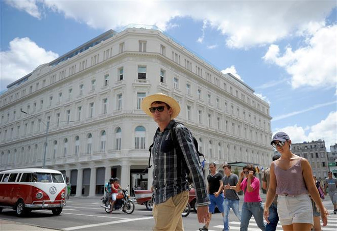 Khách du lịch tại La Habana, Cuba. (Ảnh: AFP/ TTXVN) Đạo luật Mỹ cho phép kiện công ty nước ngoài tại Cuba sắp có hiệu lực ảnh 1