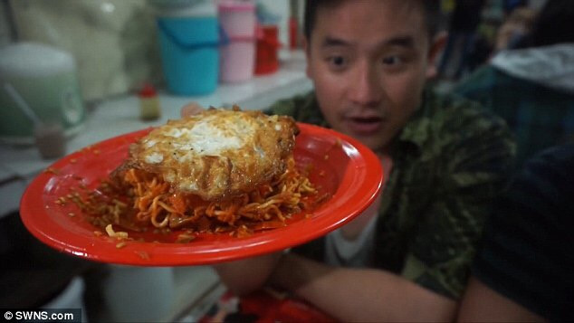 Bị điếc tạm thời sau khi ăn món "mỳ chết chóc" cay nhất thế giới ảnh 1