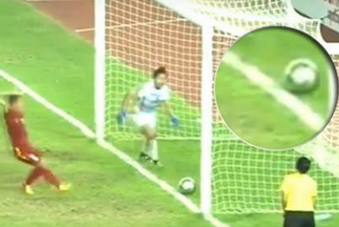 Cận cảnh pha bóng tranh cãi khiến Việt Nam lỡ chức vô địch ảnh 1