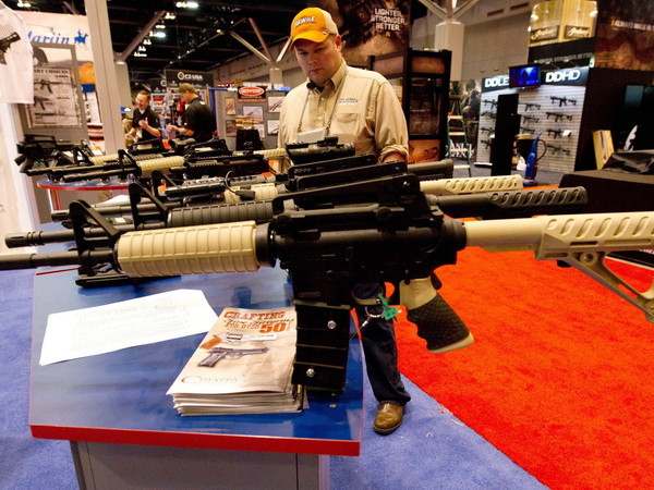 Học sinh Mỹ chuẩn bị cho cuộc tuần hành lớn đòi kiểm soát súng đạn ảnh 1