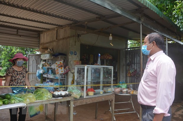 Ông Y Nik Êban, Tổ phó tổ COVID-19 cộng đồng buôn Pu Huê, xã Ea Ktur, huyện Cư Kuin nhắc nhở người dân tuân thủ quy định phòng chống dịch. (Ảnh: Hoài Thu/TTXVN.) Chủ động ngăn chặn dịch COVID-19 tại Tây Nguyên: Sẵn sàng "ứng chiến" ảnh 2