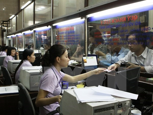 Hành khách mua vé tàu tại Ga Hà Nội. (Ảnh: TTXVN) Ngành đường sắt lập thêm hàng chục đoàn tàu dịp cao điểm Tết ảnh 1