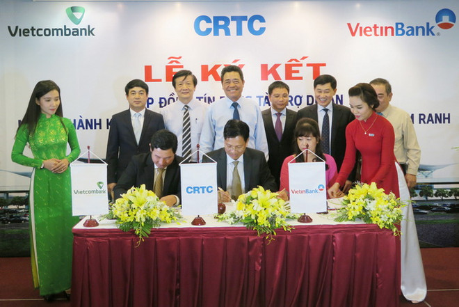 Đại diện Vietcombank và Vietinbank cùng Công ty Cổ phần Nhà ga quốc tế Cam Ranh (giữa) ký kết hợp đồng tín dụng. (Ảnh: Tiên Minh/TTXVN) Hợp đồng tín dụng gần 3.000 tỷ đồng xây nhà ga quốc tế Cam Ranh ảnh 1
