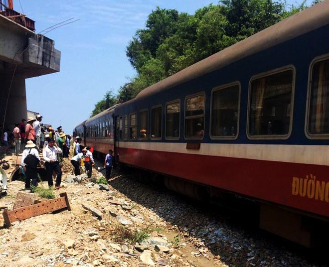 Tàu chở hàng 18 toa trật đường ray, đường sắt Bắc-Nam gián đoạn ảnh 1