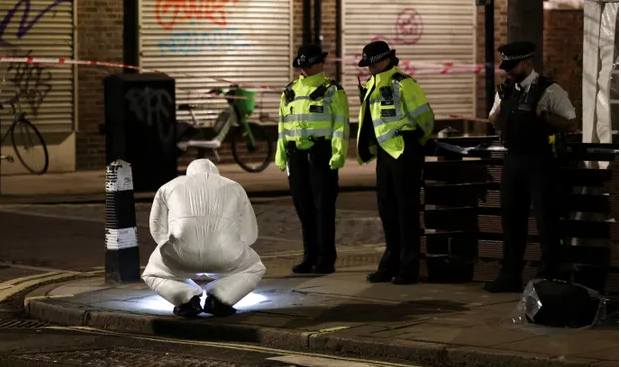 Anh: Xả súng sau đám tang tại London khiến 4 người bị thương ảnh 1