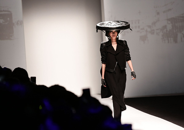 Áo tứ thân và nón quai thao lên sàn diễn thời trang Thượng Hải ảnh 1