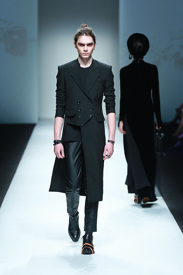 Áo tứ thân và nón quai thao lên sàn diễn thời trang Thượng Hải ảnh 10