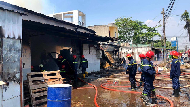 Hiện trường vụ cháy. (Nguồn: TTXVN) TP.HCM: Cháy lớn tại xưởng sản xuất gỗ, 700m2 nhà xưởng bị đổ sập ảnh 2