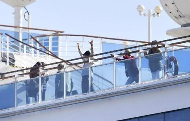 Hành khách trên du thuyền Diamond Princess tại cảng Yokohama, Nhật Bản ngày 13/2/2020. (Ảnh: Kyodo/TTXVN) Anh điều máy bay chở công dân trên du thuyền Diamond Princess về nước ảnh 1