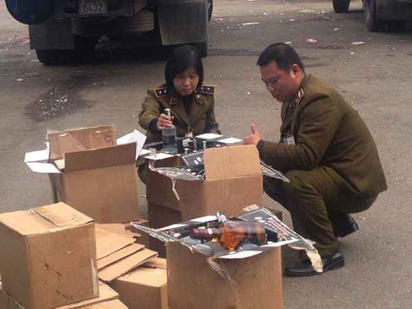 Hà Nội: Tạm giữ lô hàng rượu ngoại không hóa đơn chứng từ ảnh 1