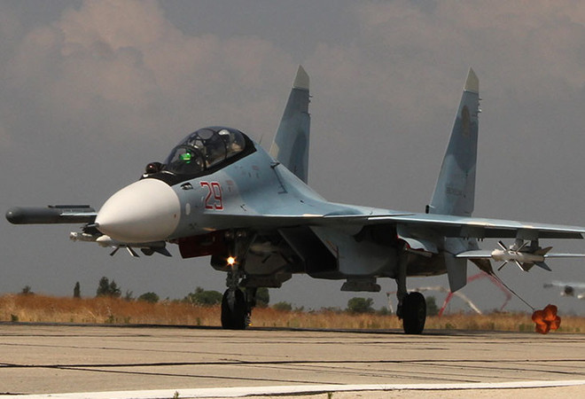 Máy bay chiến đấu Su-30 của Nga lượn sát máy bay Mỹ để nhận dạng ảnh 1