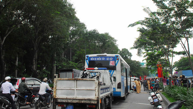 Tai nạn gần sân bay Tân Sơn Nhất, một người tử vong tại chỗ ảnh 1