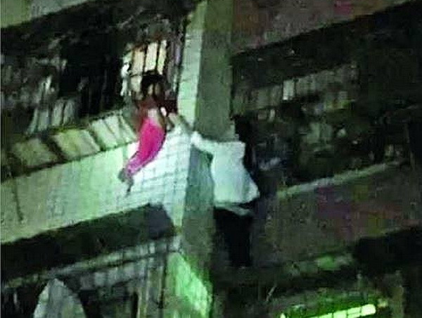 Nữ anh hùng “Người Nhện” trèo 5 tầng nhà để giải cứu em bé ảnh 1