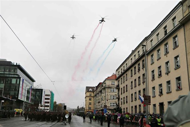 Séc: Diễu binh lớn nhất lịch sử kỷ niệm 100 năm thành lập Tiệp Khắc ảnh 1