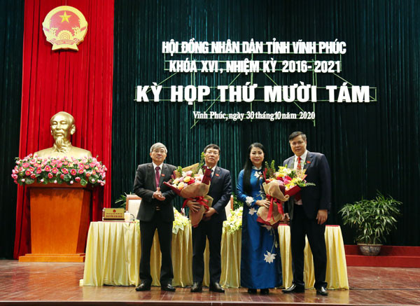 Thường trực HĐND tỉnh Vĩnh Phúc tặng hoa chúc mừng bà Hoàng Thị Thúy Lan và ông Lê Duy Thành. (Nguồn: Vinhphuc.gov.vn) Ông Lê Duy Thành được bầu làm Chủ tịch UBND tỉnh Vĩnh Phúc ảnh 1