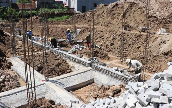 Dự án Nhà văn hóa thôn Trương Xá, thị trấn Hồ, huyện Thuận Thành đang được các đơn vị tích cực triển khai thi công. (Ảnh: Thái Hùng/TTXVN) Bắc Ninh tăng tốc hoàn thành giải ngân vốn đầu tư công ảnh 1