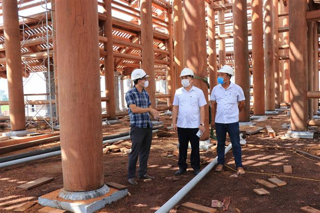 Các đơn vị tích cực triển khai thi công tại dự án Khu Đền thờ Nguyễn Cao tại xã Cách Bi, huyện Quế Võ. (Ảnh: Thái Hùng/TTXVN) Bắc Ninh tăng tốc hoàn thành giải ngân vốn đầu tư công ảnh 2
