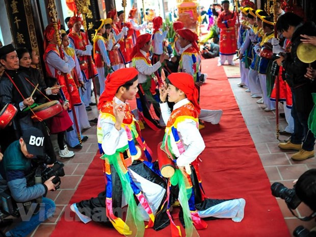 Múa trống bồng trở thành niềm tự hào và đam mê của nhiều thế hệ trai làng Triều Khúc. (Ảnh: Minh Sơn/Vietnam+) NSND Lê Ngọc Canh và mối duyên trời định với múa cổ Thăng Long ảnh 1