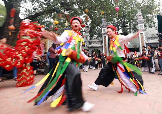 Múa cổ trống bồng trong Lễ hội Triều Khúc đầu Xuân. (Ảnh: Hoàng Hùng/TTXVN) NSND Lê Ngọc Canh và mối duyên trời định với múa cổ Thăng Long ảnh 2