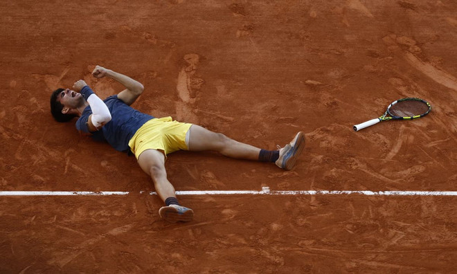 Alcaraz ăn mừng sau pha bóng cuối cùng của trận đấu. (Nguồn: EPA) Alcaraz_vo_dich_roland_Garros_2.jpg