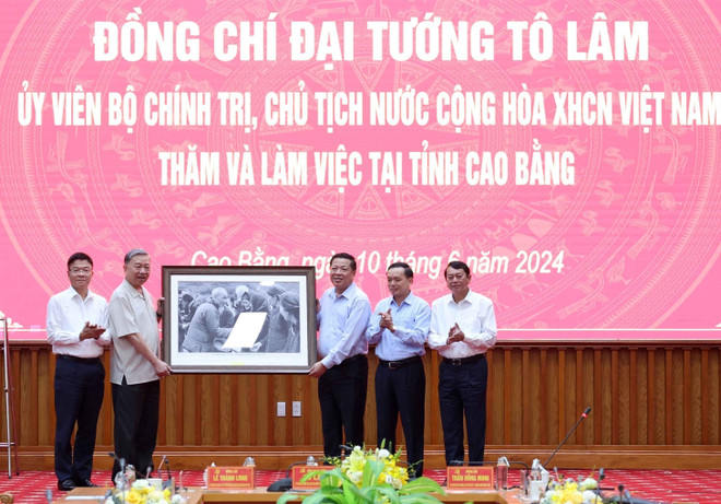 ttxvn_chu_tich_nuoc_to_lam_lam_viec_voi_ban_thuong_vu_tinh_uy_cao_bang_5.jpg