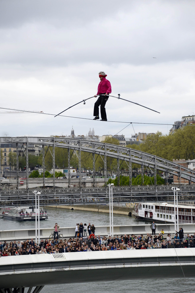 [Photo] Rụng tim với màn trình diễn đi thăng bằng trên dây ảnh 2