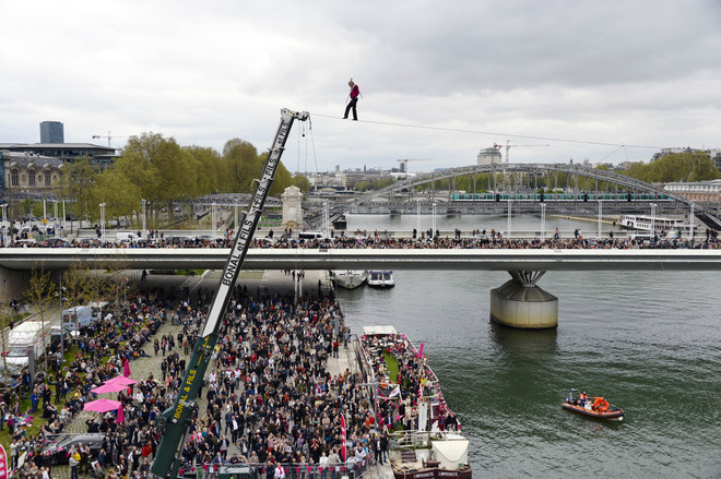 [Photo] Rụng tim với màn trình diễn đi thăng bằng trên dây ảnh 3