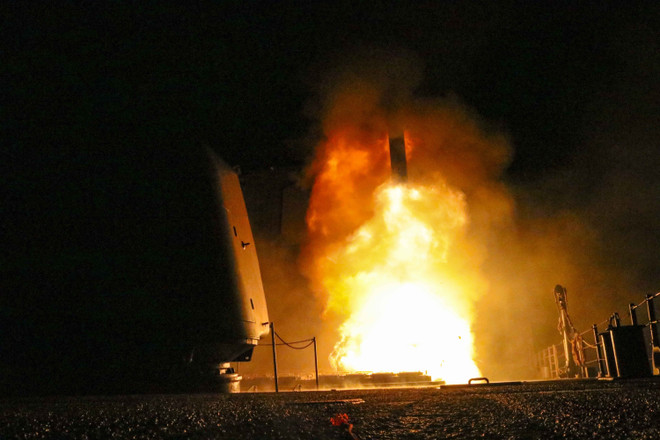 Tàu khu trục USS Monterey phóng tên lửa tấn công Tomahawk. (Ảnh: AFP/TTXVN) Tương lai hợp tác an ninh Mỹ-Nga dưới thời Tổng thống Mỹ Joe Biden ảnh 3