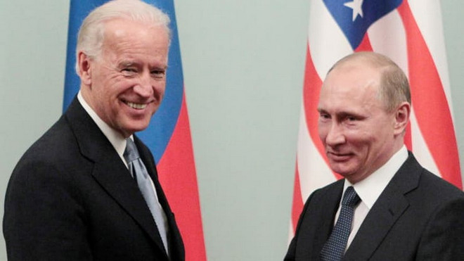 Tổng thống Nga Vladimir Putin (trái) và ông Joe Biden (khi đó là Phó Tổng thống Mỹ) trong cuộc gặp tại Moskva ngày 10/3/2011. (Nguồn: Reuters) Tương lai hợp tác an ninh Mỹ-Nga dưới thời Tổng thống Mỹ Joe Biden ảnh 1