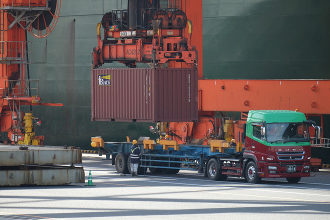 Bốc dỡ container hàng hóa tại cảng ở Tokyo, Nhật Bản. (Ảnh: AFP/TTXVN) Vai trò của Nhật Bản đối với nền kinh tế khu vực hiện nay ảnh 1