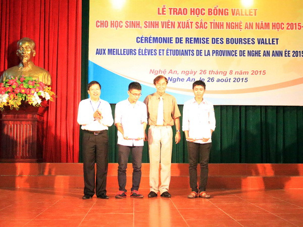 Trao 144 suất học bổng Vallet cho học sinh, sinh viên Nghệ An ảnh 1