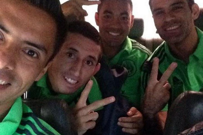 Tuyển Mexico "gặp sự cố" khi đến sân tập O Rei Pele ảnh 1