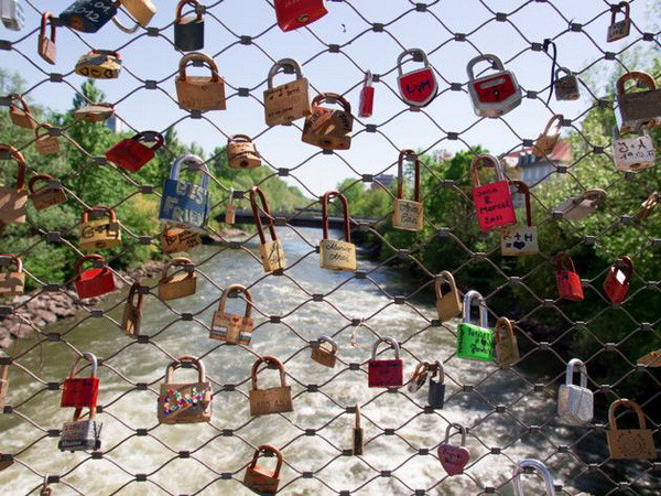 Pháp: Cây cầu có nguy cơ sập vì 700.000 ổ khóa tình yêu ảnh 7