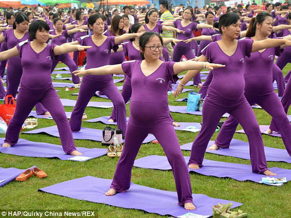 [Photo] Hơn 500 bà bầu lập nên kỷ lục mới về tập yoga ảnh 3