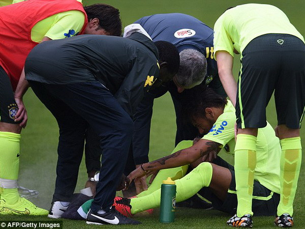 [Video] Cận cảnh tình huống dẫn đến chấn thương của Neymar ảnh 1