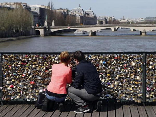 Pháp: Cây cầu có nguy cơ sập vì 700.000 ổ khóa tình yêu ảnh 1