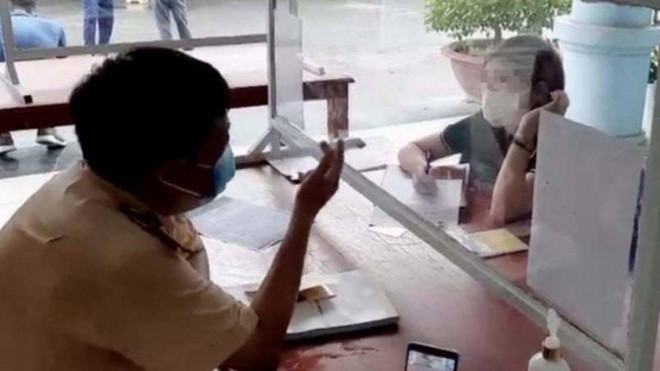 Đi ngược chiều trên cao tốc, nữ tài xế bị phạt 17 triệu đồng ảnh 1