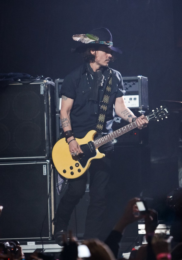 Johnny Depp - ông hoàng rách rưới mê phụ kiện và trang sức ảnh 12