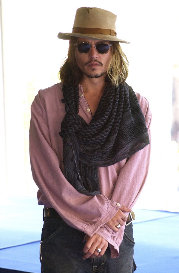 Johnny Depp - ông hoàng rách rưới mê phụ kiện và trang sức ảnh 5