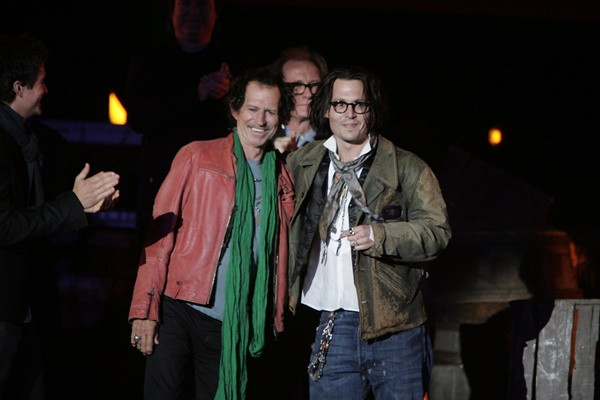 Johnny Depp - ông hoàng rách rưới mê phụ kiện và trang sức ảnh 10