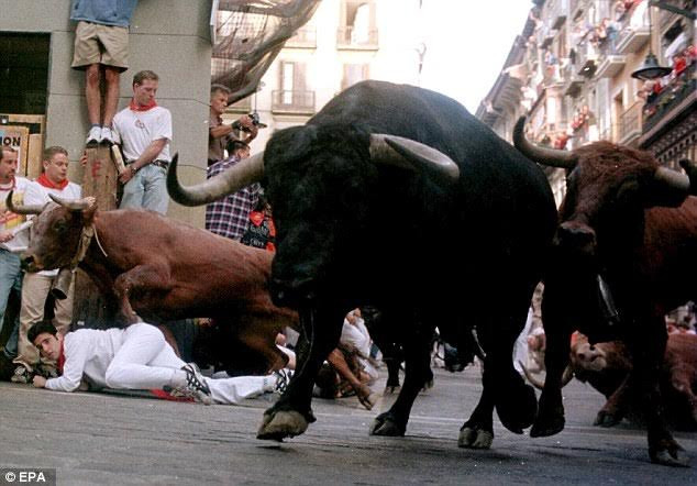 Người đàn ông xấu số bị húc chết khi đang quay bò tót ở lễ hội ảnh 2