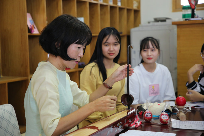 Cô giáo người Nhật Bản với tình yêu áo dài, đàn bầu và Việt Nam ảnh 2