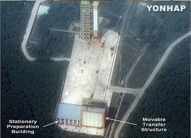 Triều Tiên dựng rào chắn quanh bệ phóng tên lửa ở Dongchang ảnh 1