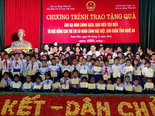 Phó Chủ tịch nước trao học bổng cho 100 học sinh nghèo ở Nam Đàn ảnh 1