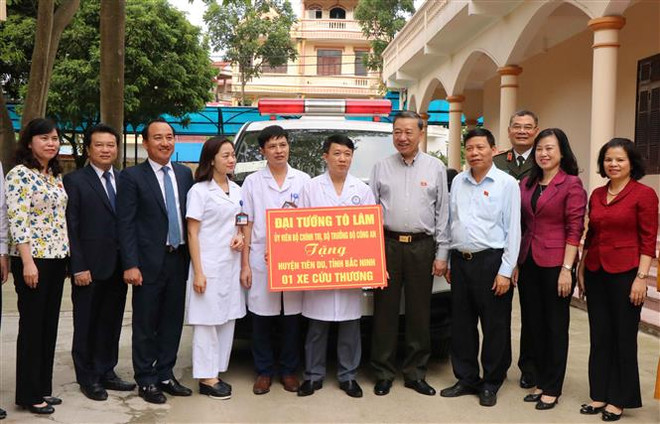 Bộ trưởng Bộ Công an Tô Lâm tặng xe cứu thương cho Trung tâm Y tế huyện Tiên Du, tỉnh Bắc Ninh. (Ảnh: Thái Hùng/TTXVN) Bắc Ninh: Bộ trưởng Công an Tô Lâm tiếp xúc cử tri tại huyện Tiên Du ảnh 1