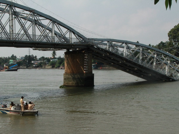 Vụ sập cầu Ghềnh ở Đồng Nai: Bắt giữ chủ phương tiện để điều tra ảnh 1