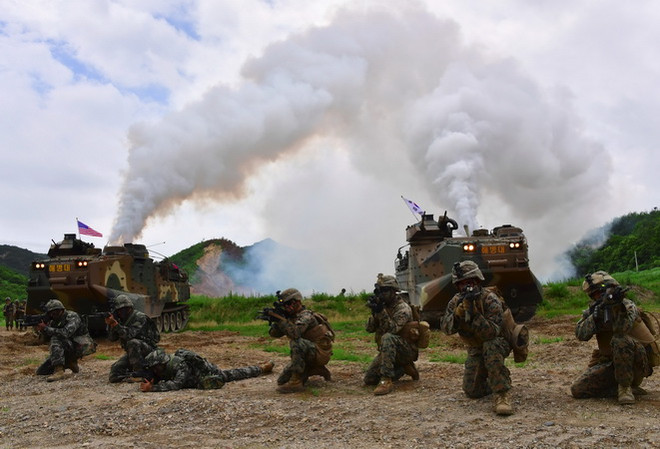 Binh sỹ Mỹ, Hàn Quốc tham gia cuộc tập trận chung ở Pohang ngày 6/7. (Nguồn: AFP/TTXVN) Hàn Quốc thảo luận vấn đề chia sẻ chi phí quân sự với Mỹ ảnh 1