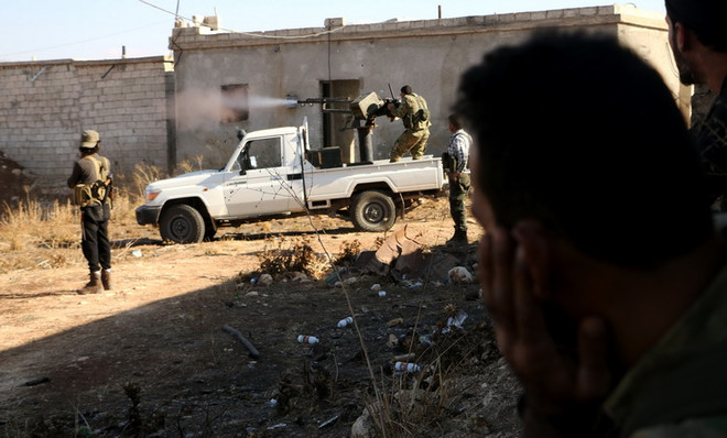 Các tay súng thuộc lực lượng đối lập Quân đội Tự do Syria (FSA) trong chiến dịch chống IS tại khu vực Dabiq, Syria ngày 15/10. (Nguồn: AFP/TTXVN) Áo truy tố 1 thành viên phe đối lập Syria tội hành quyết binh sỹ ảnh 1