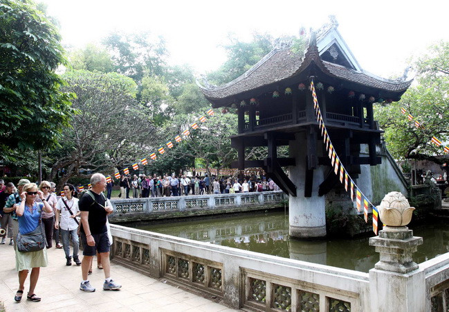 Chùa Một Cột là địa chỉ không thể thiếu đối với du khách khi đến Thủ đô Hà Nội. (Ảnh: Anh Tuấn/TTXVN) 10 tháng, Hà Nội đón gần 3,2 triệu lượt khách du lịch quốc tế ảnh 1